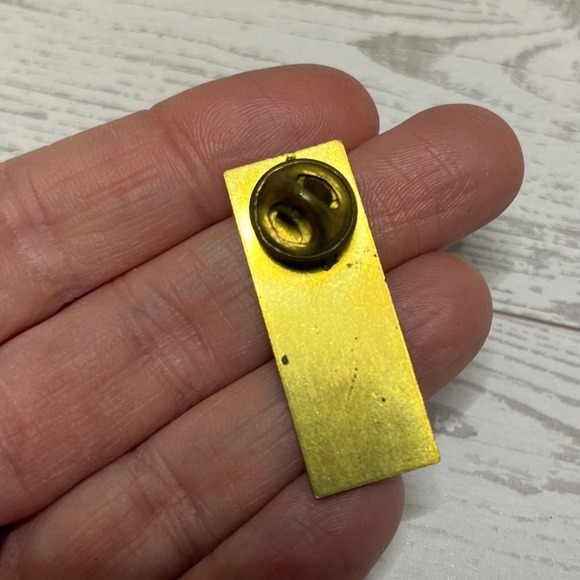 Walmart Shareholders Family Reunion Enamel Pin Vintage Corporate Collectible - Picture 3 of 3